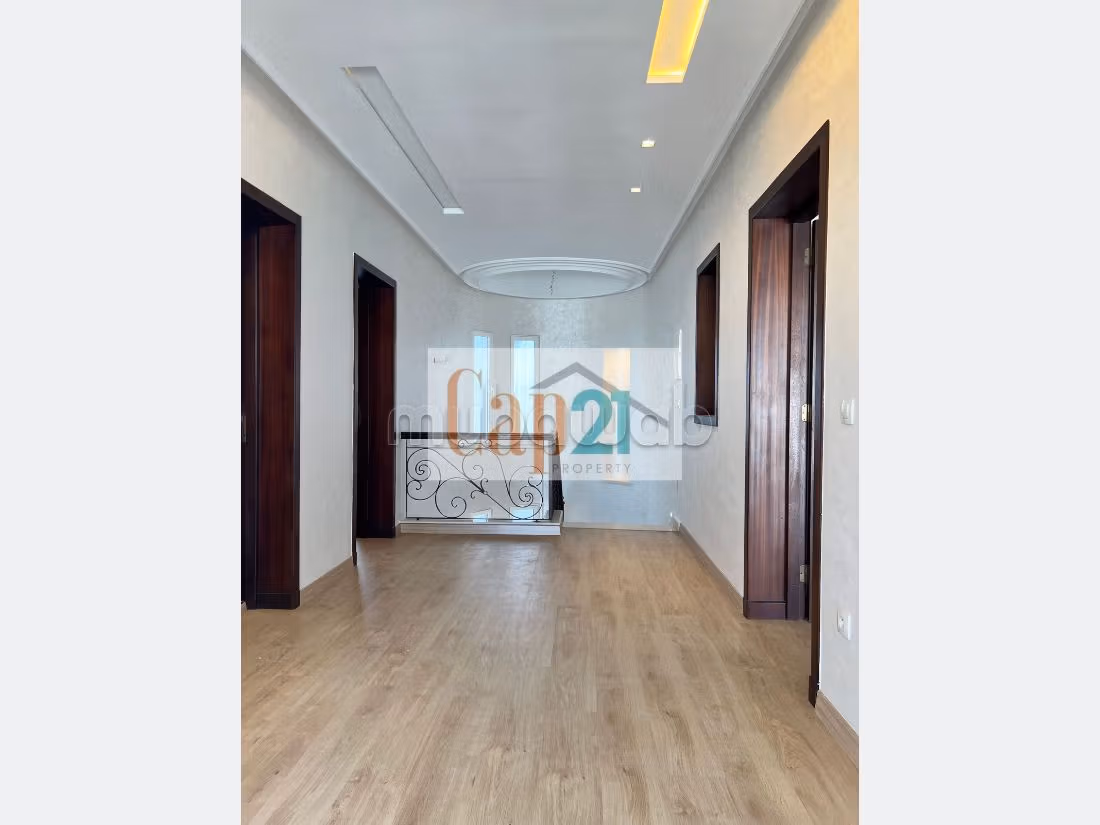 Magnificent villa for rent in Du Golf. 7 large rooms. Beautiful terrace and garden. 