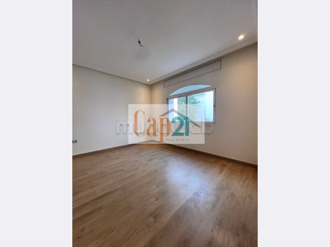 Magnificent villa for rent in Du Golf. 7 large rooms. Beautiful terrace and garden. 