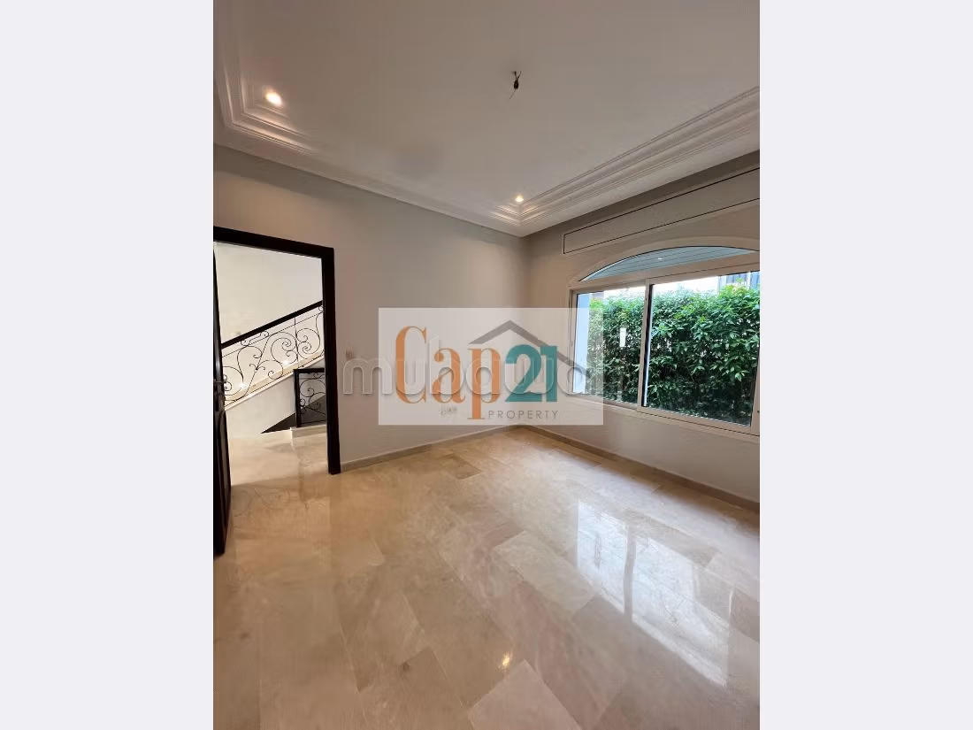 Magnificent villa for rent in Du Golf. 7 large rooms. Beautiful terrace and garden. 