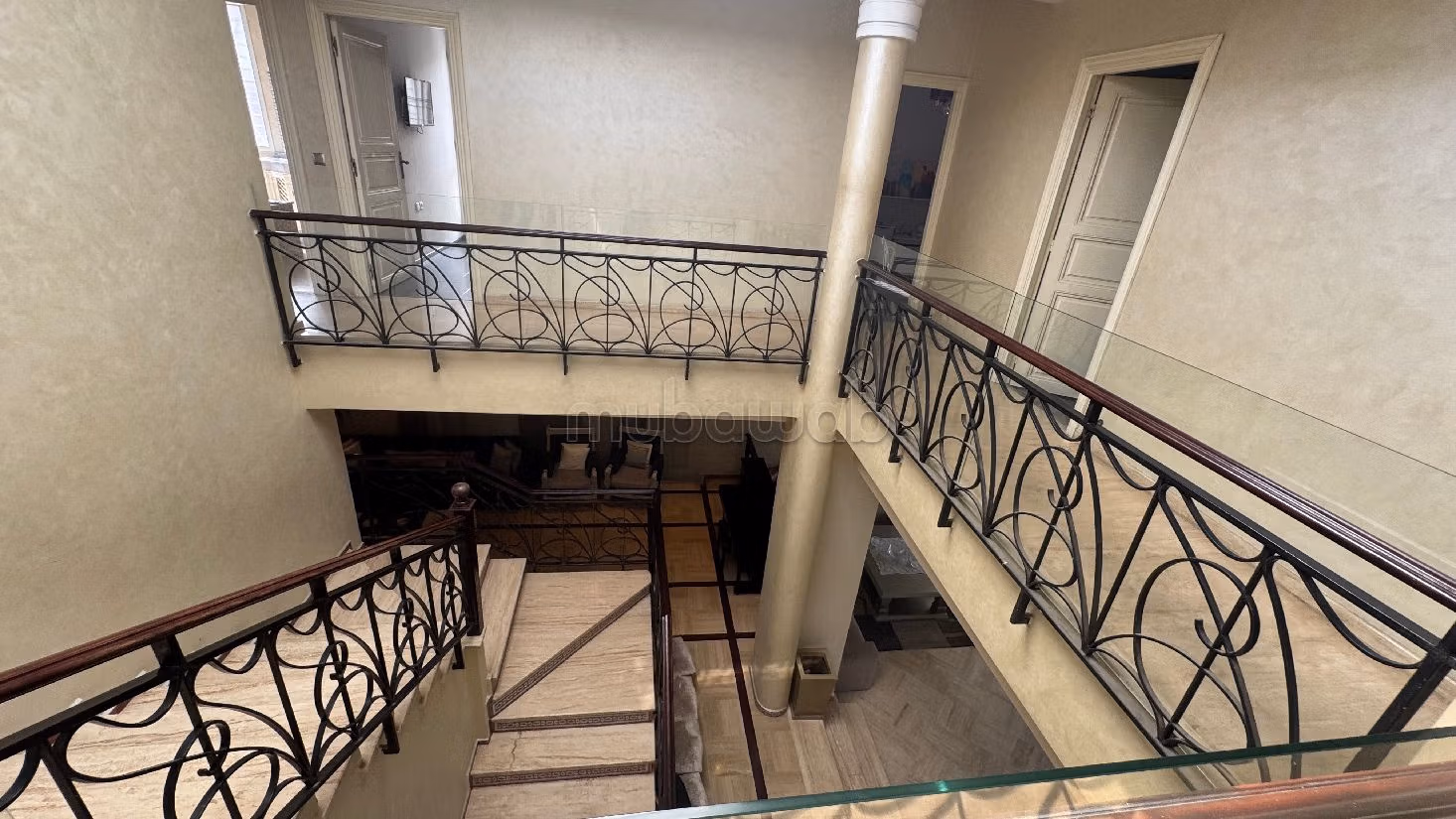 Ufficio in affitto a Les Hôpitaux. Superficie di 220 m².