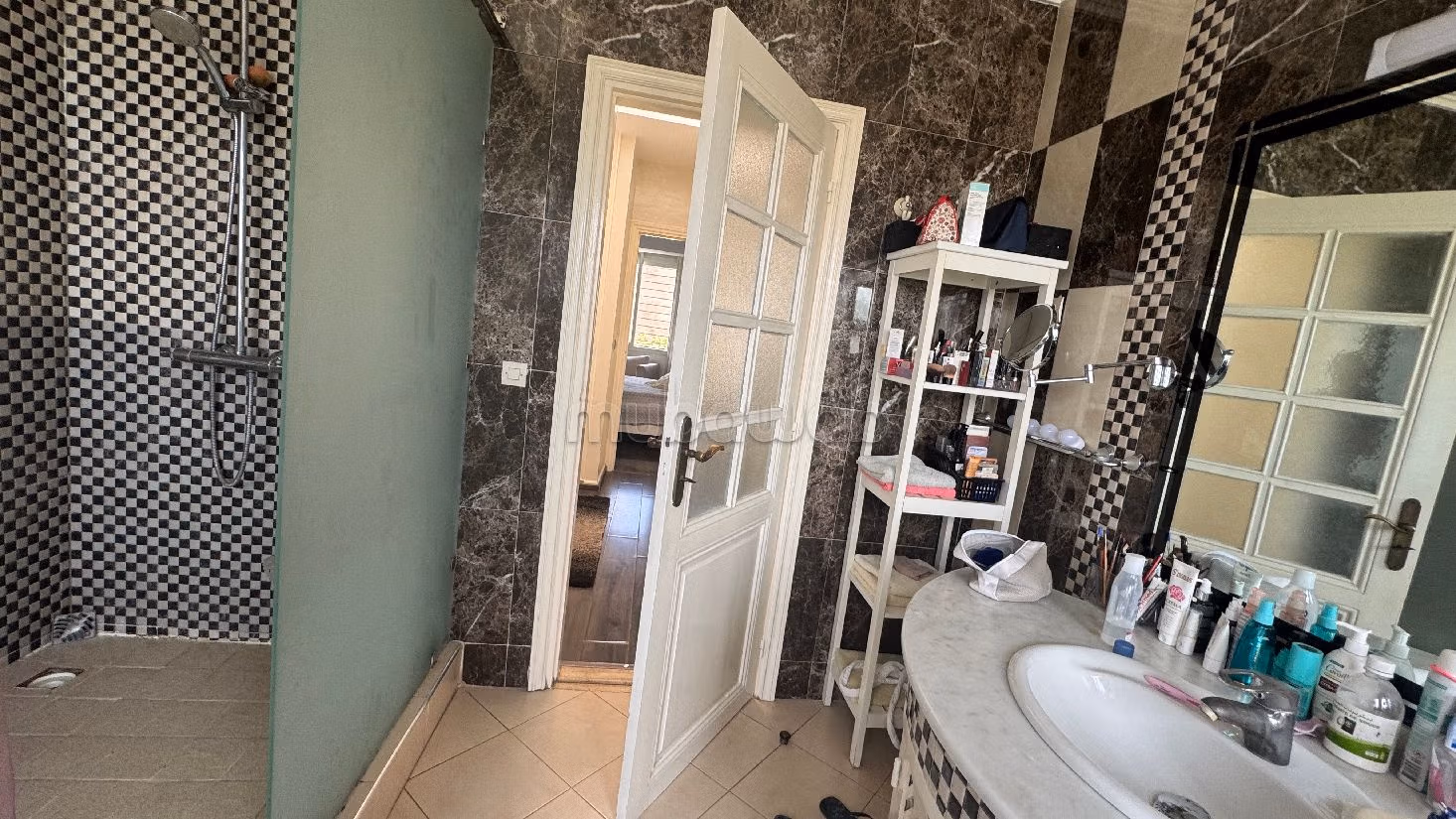 Ufficio in affitto a Les Hôpitaux. Superficie di 220 m².