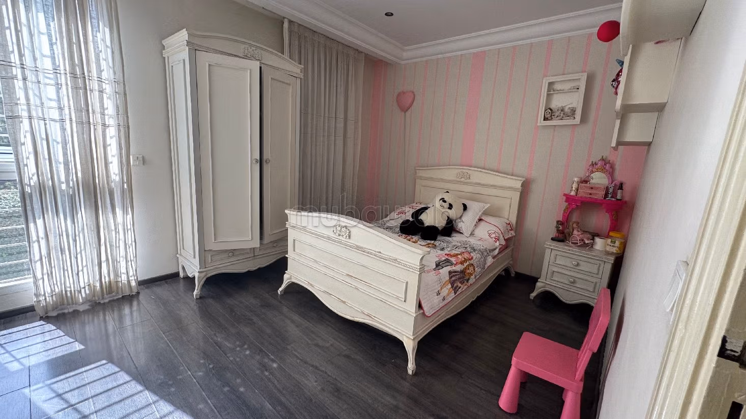 Ufficio in affitto a Les Hôpitaux. Superficie di 220 m².