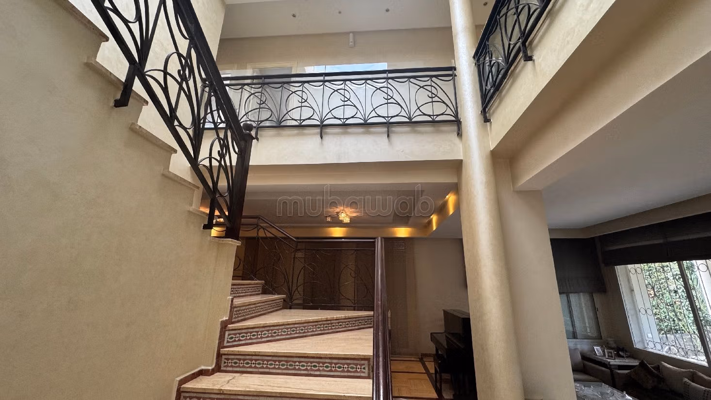 Ufficio in affitto a Les Hôpitaux. Superficie di 220 m².