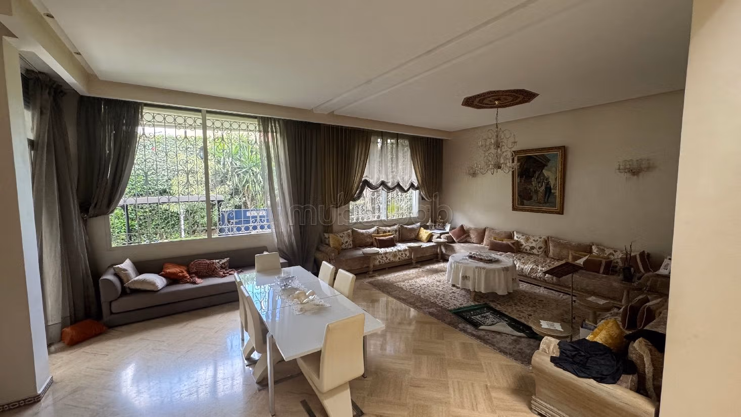 Ufficio in affitto a Les Hôpitaux. Superficie di 220 m².