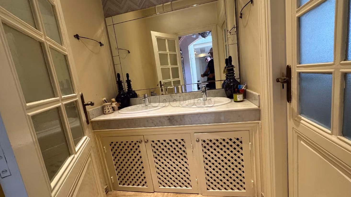 Ufficio in affitto a Les Hôpitaux. Superficie di 220 m².