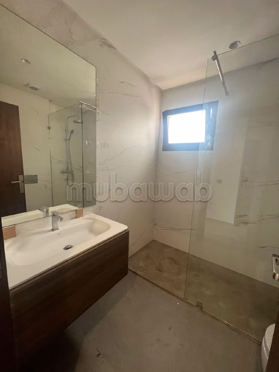 Lovely apartment for rent in Racine. 5 large living areas. Secured door, Central air conditioning. 