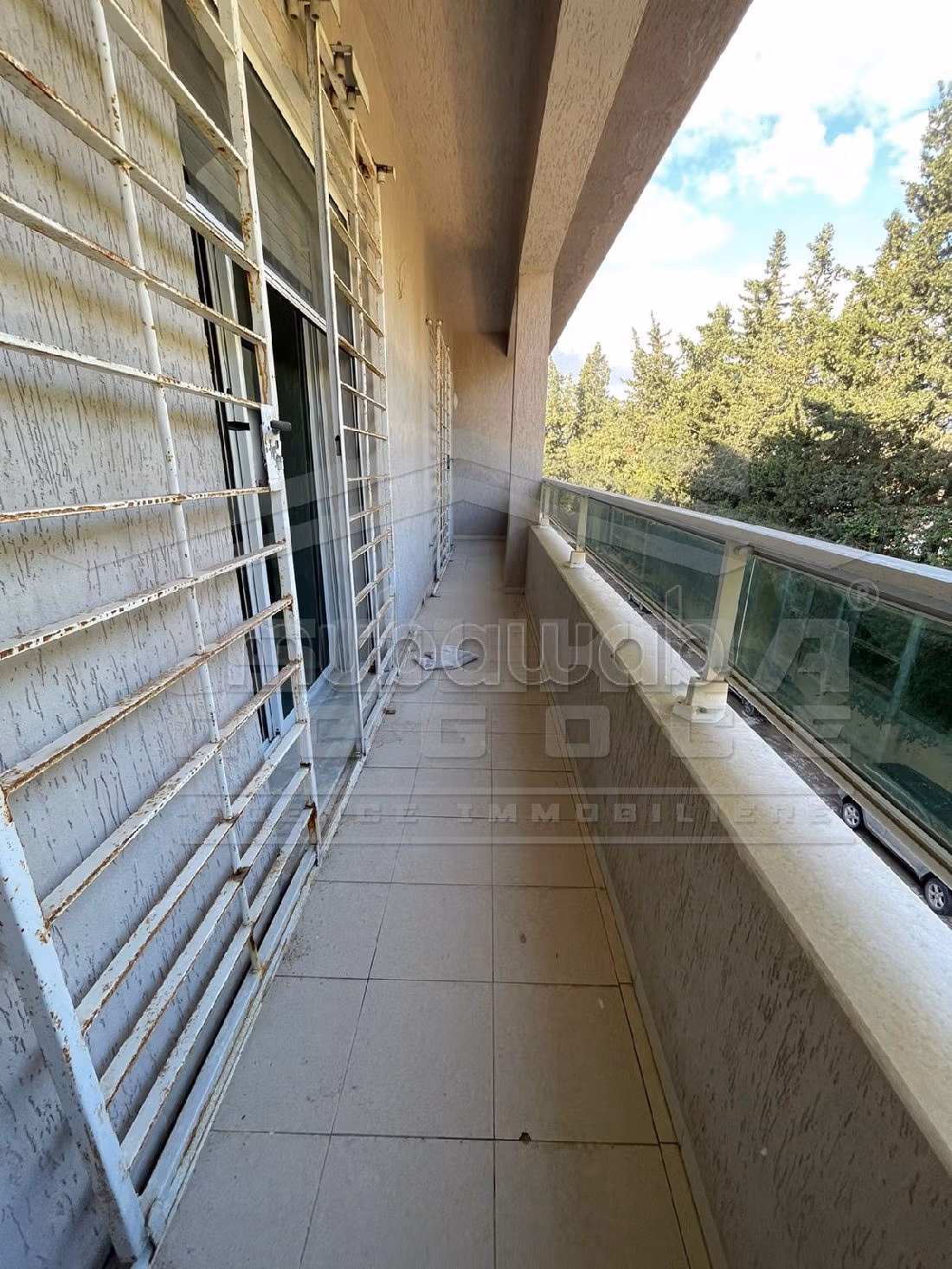 شقة للإيجار ب سكرة. 3 قطع رائعة. باب متين،إقامة محروسة. 