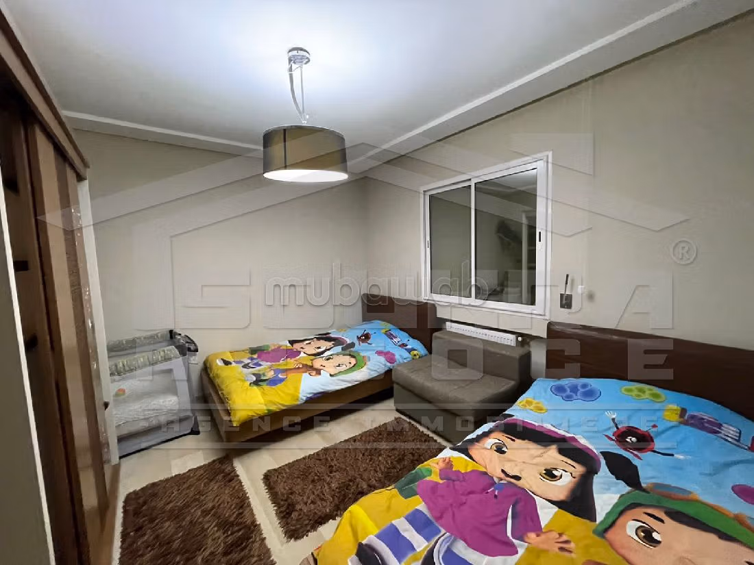 شقة للإيجار ب سكرة. 3 قطع رائعة. باب متين،إقامة محروسة. 