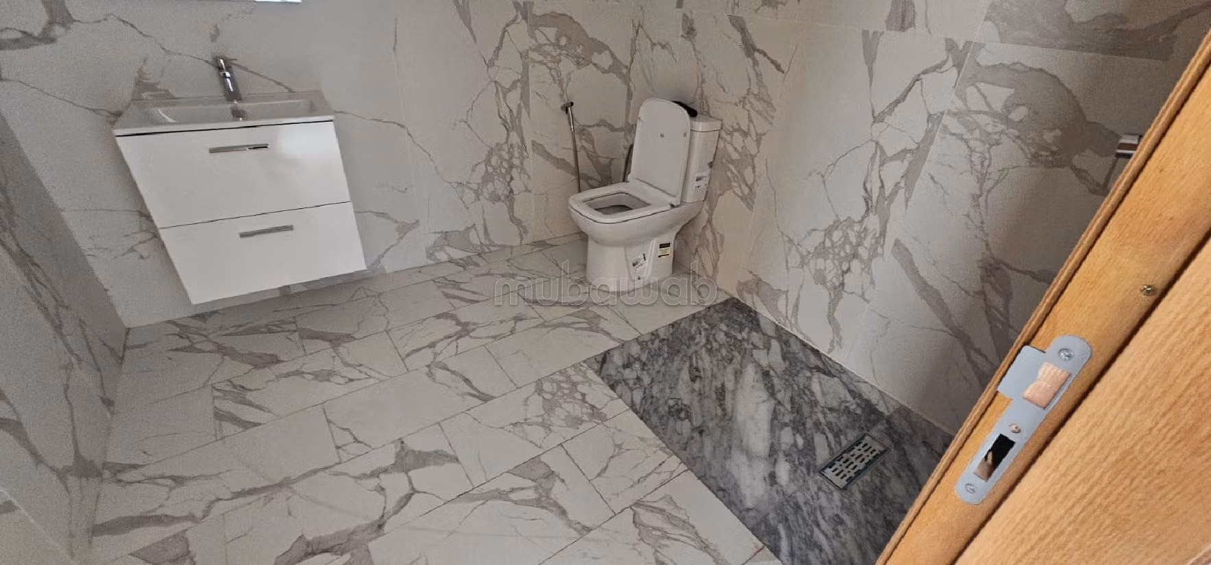 Splendido appartamento in affitto a Sala el Jadida. Superficie 100 m². Ascensore e posto auto. 