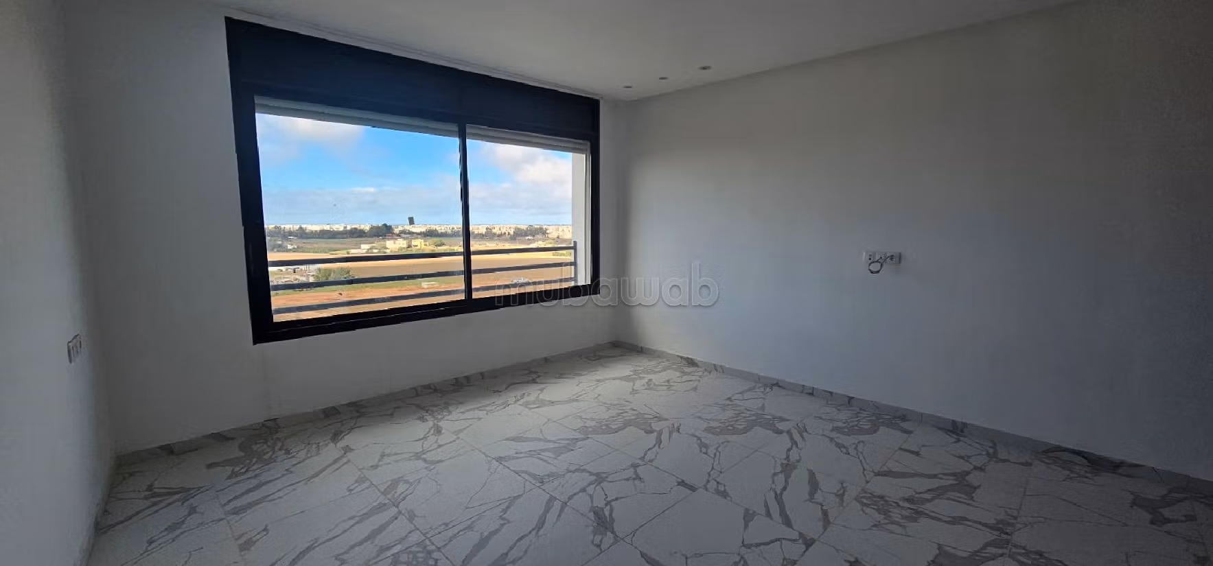 Splendido appartamento in affitto a Sala el Jadida. Superficie 100 m². Ascensore e posto auto. 
