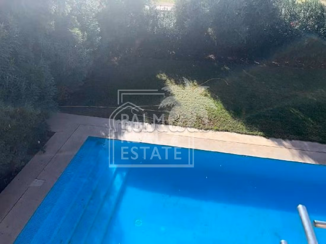 فيلا جميلة للبيع بأملكيس. المساحة الكلية 1250 م². شرفة رائعة. 