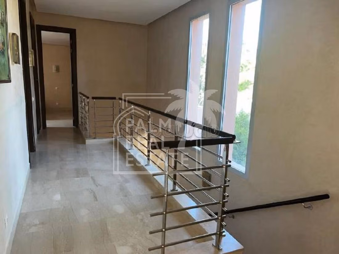 فيلا جميلة للبيع بأملكيس. المساحة الكلية 1250 م². شرفة رائعة. 