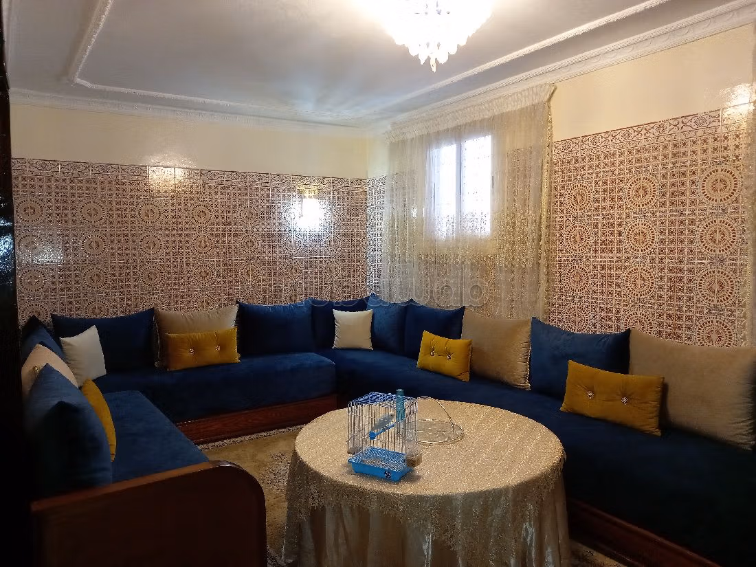 Sale of a lovely apartment in Abi Ragrag. 3 large rooms. Moroccan living room and satellite dish. 