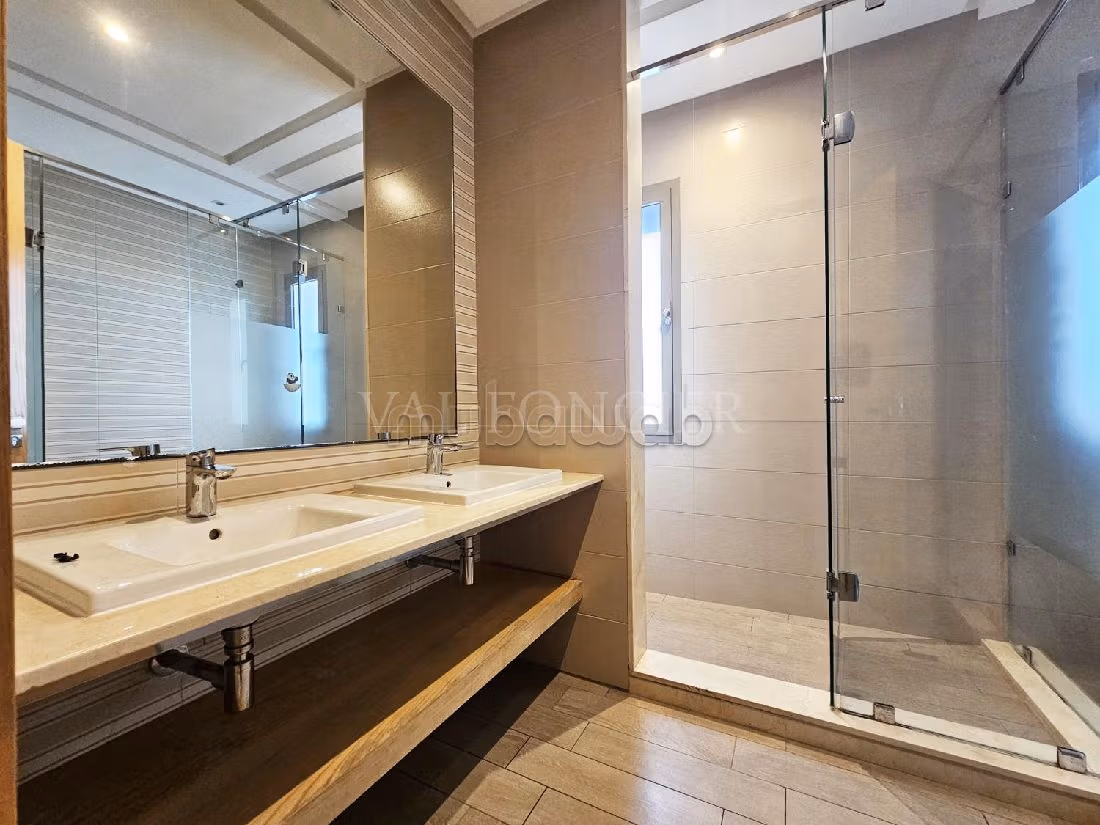 Maestosa residenza di lusso in affitto. 4 camere da letto. Camino e piscina. 