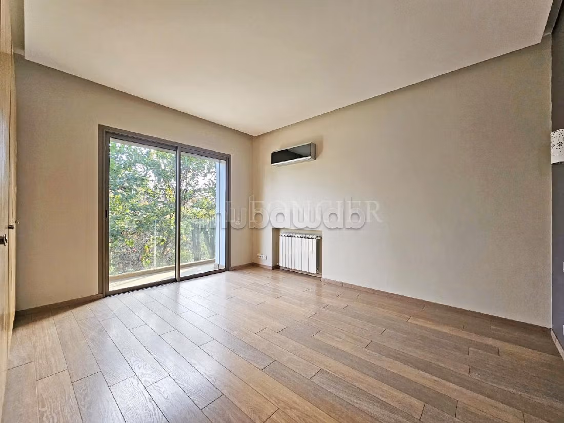 Maestosa residenza di lusso in affitto. 4 camere da letto. Camino e piscina. 