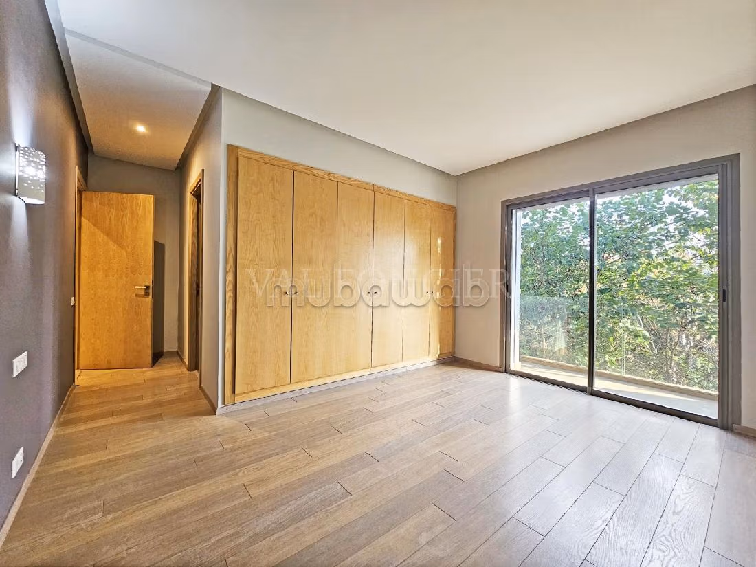 Maestosa residenza di lusso in affitto. 4 camere da letto. Camino e piscina. 