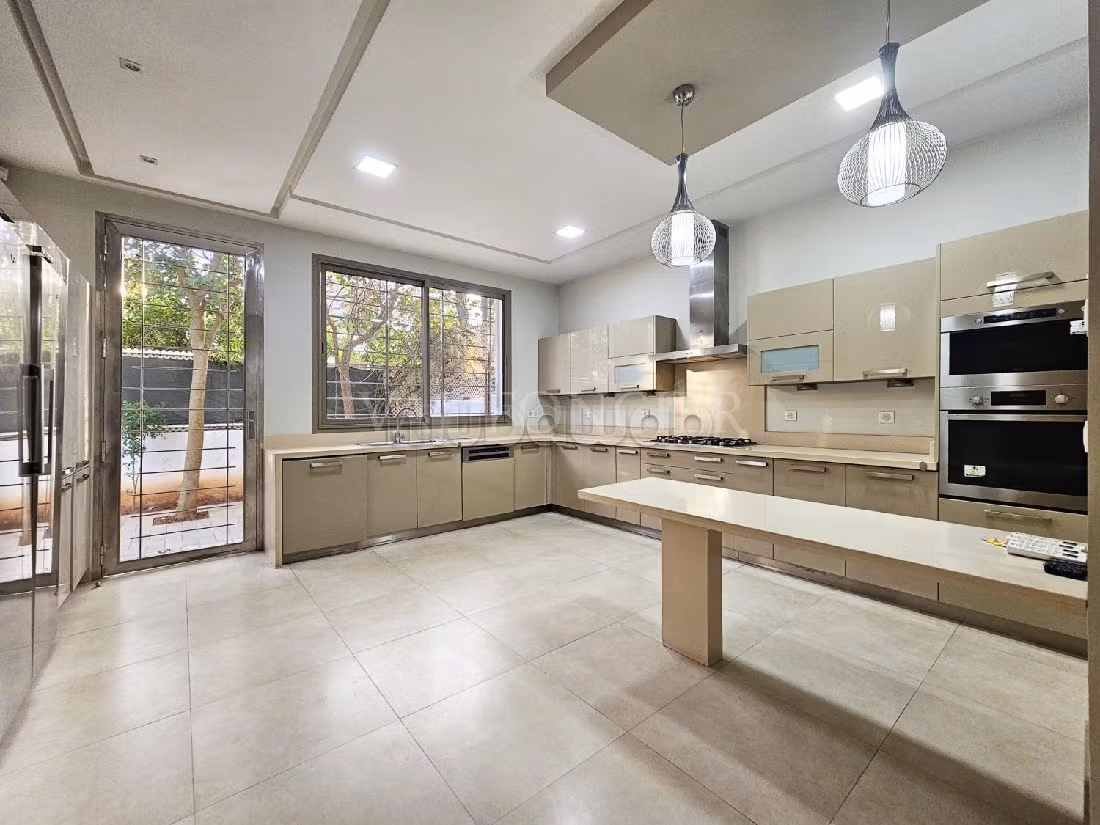 Maestosa residenza di lusso in affitto. 4 camere da letto. Camino e piscina. 