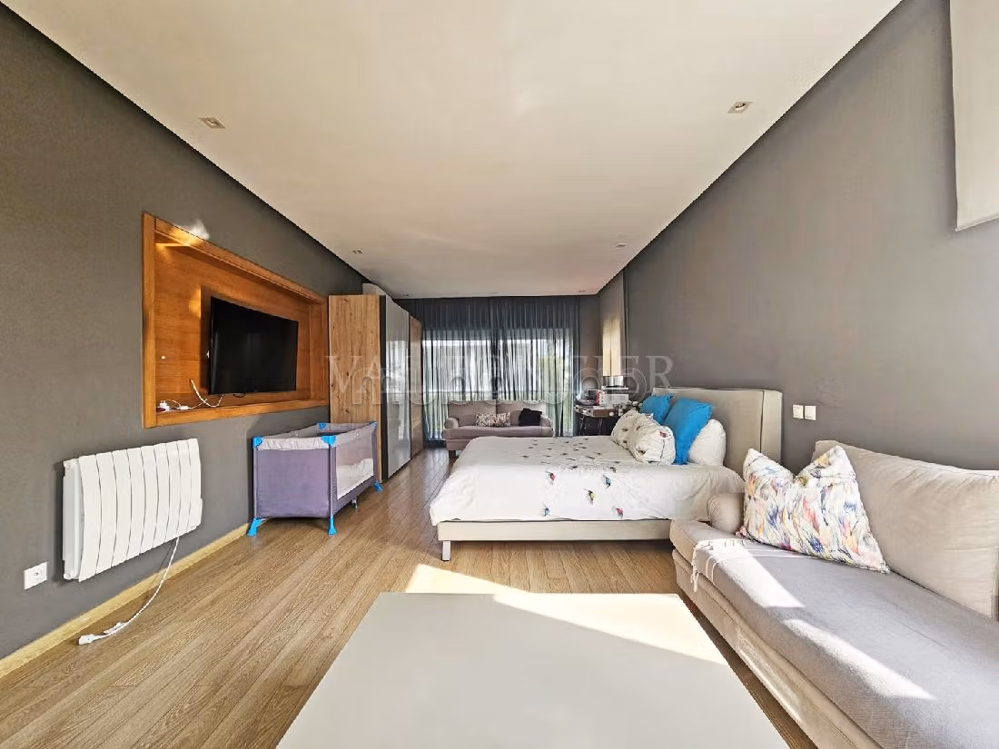 فيلا رائعة للبيع ببوسكورة. المساحة الإجمالية 640 م². مفروشة