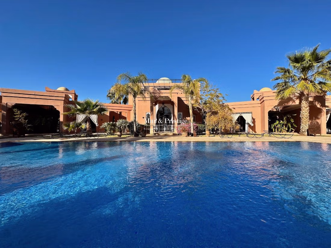 Villa's en luxe woningen om te kopen in Route de Fez. 6 Kamers. Met airconditioning