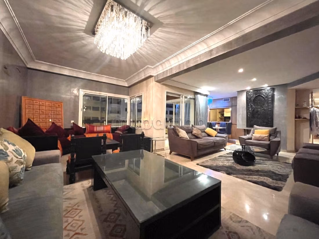 Se vende piso en Maârif. 4 habitaciones. Ascensor y terraza. 