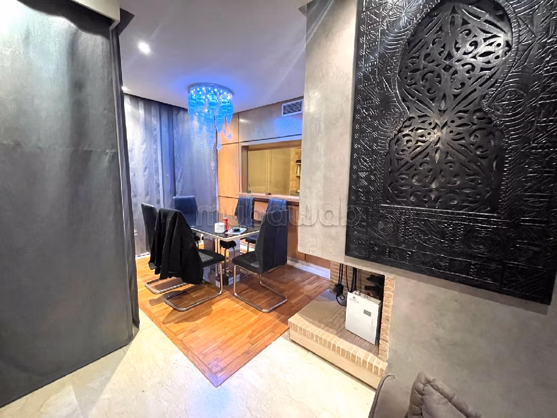 Se vende piso en Maârif. 4 habitaciones. Ascensor y terraza. 