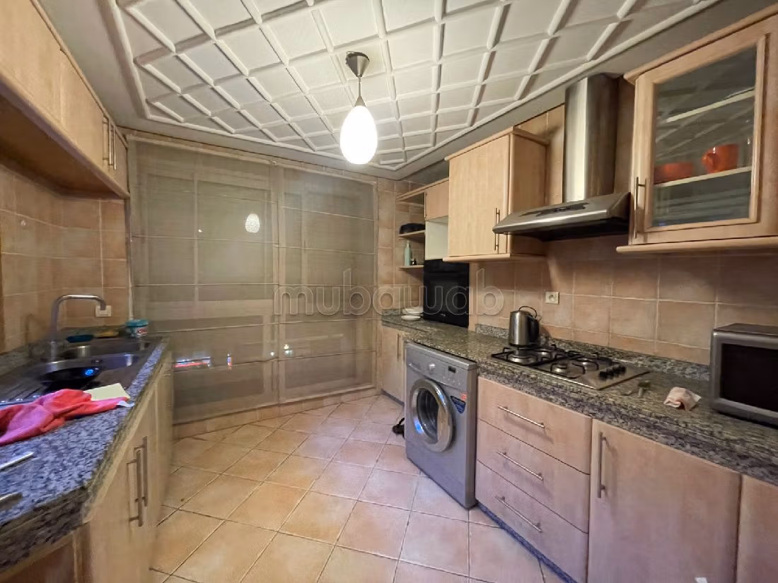 Se vende piso en Maârif. 4 habitaciones. Ascensor y terraza. 