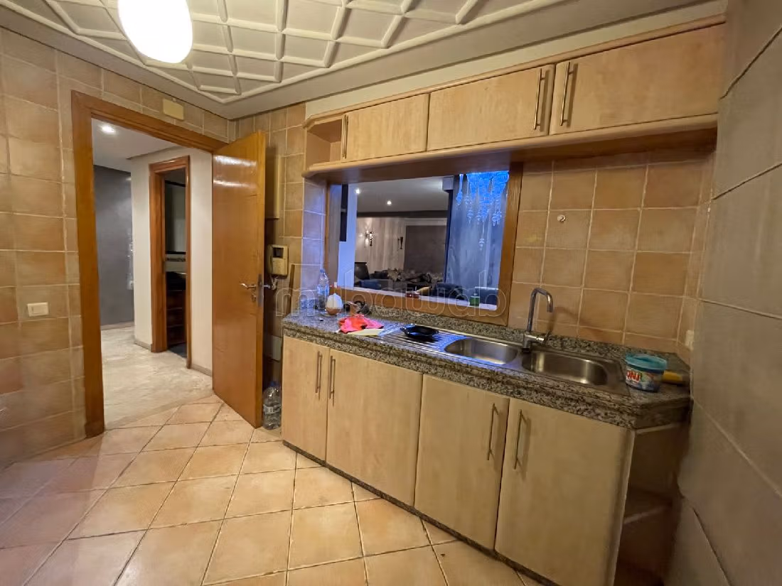 Se vende piso en Maârif. 4 habitaciones. Ascensor y terraza. 