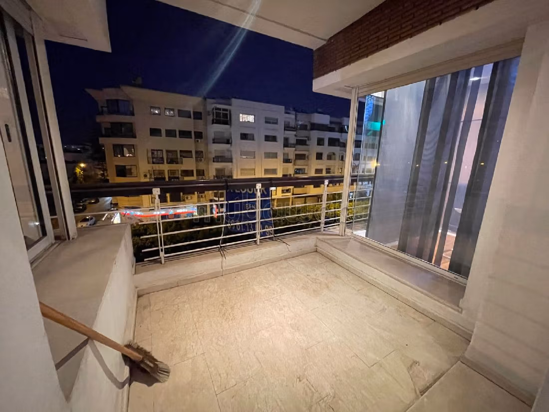 Se vende piso en Maârif. 4 habitaciones. Ascensor y terraza. 