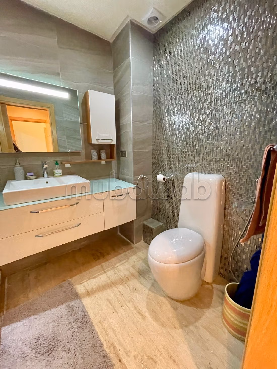 Se vende piso en Maârif. 4 habitaciones. Ascensor y terraza. 