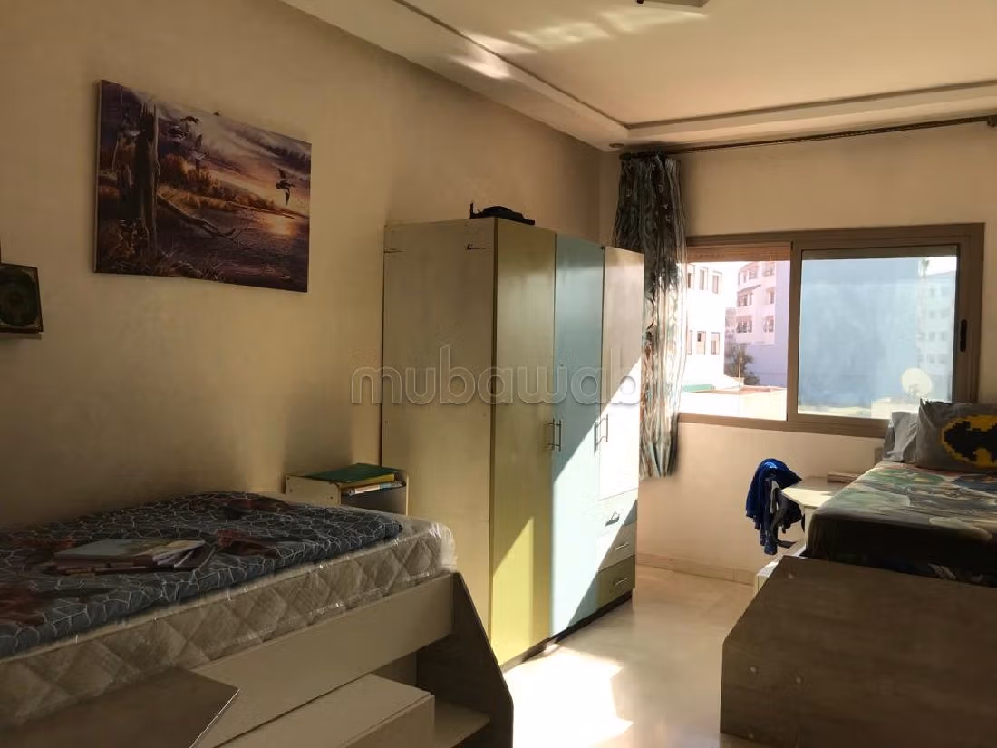 Busca pisos en venta en Aïn Sebaâ. Gran superficie 126 m². Salón con decoración marroquí, sistema de parábola general. 