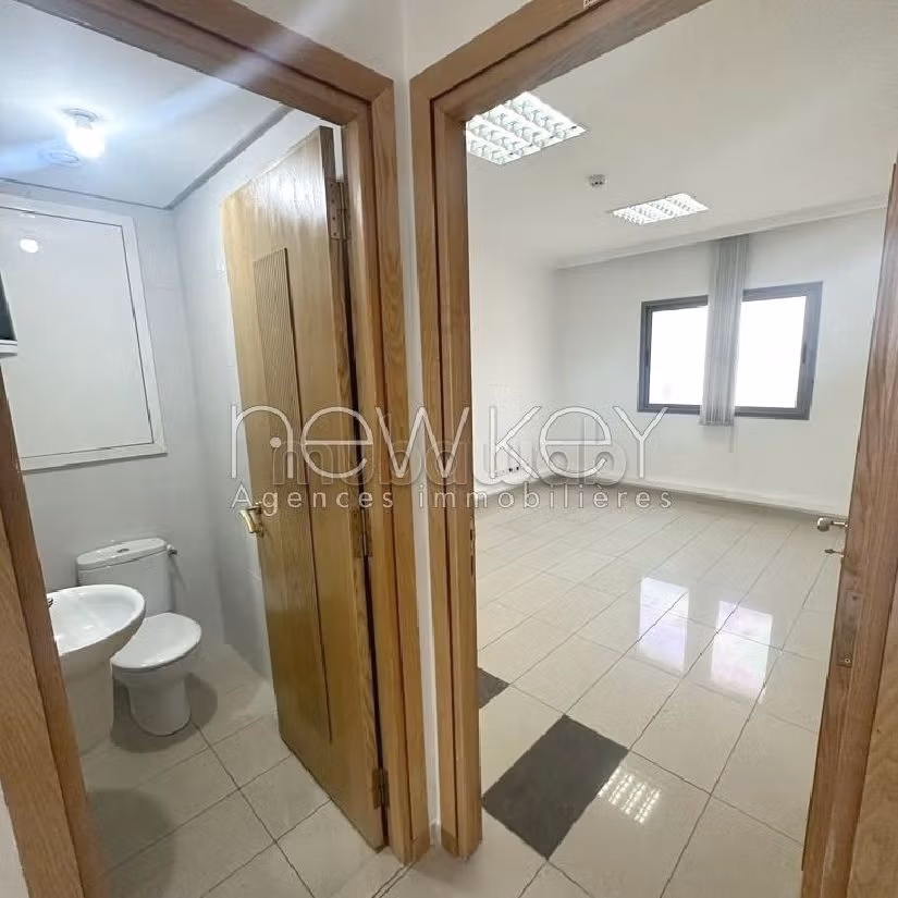 عقارت تجارية للكراء ب ضفاف البحيرة 1. المساحة 700 م². مرآب