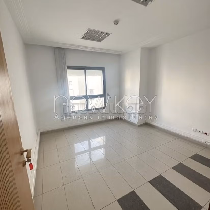 عقارت تجارية للكراء ب ضفاف البحيرة 1. المساحة 700 م². مرآب