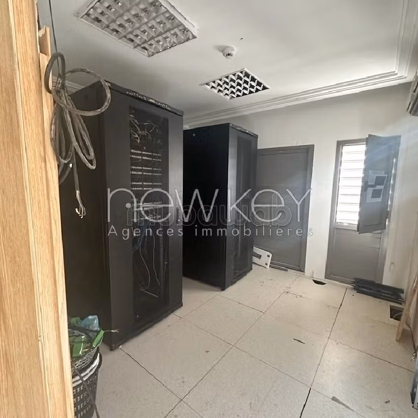 عقارت تجارية للكراء ب ضفاف البحيرة 1. المساحة 700 م². مرآب