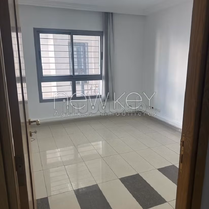 عقارت تجارية للكراء ب ضفاف البحيرة 1. المساحة 700 م². مرآب