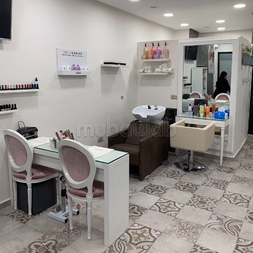 Offices & shops for sale. Dimension 32 m². caretaker available, air conditioning system. 