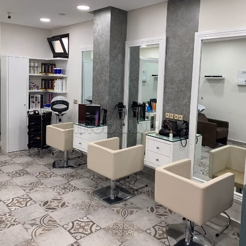 Offices & shops for sale. Dimension 32 m². caretaker available, air conditioning system. 