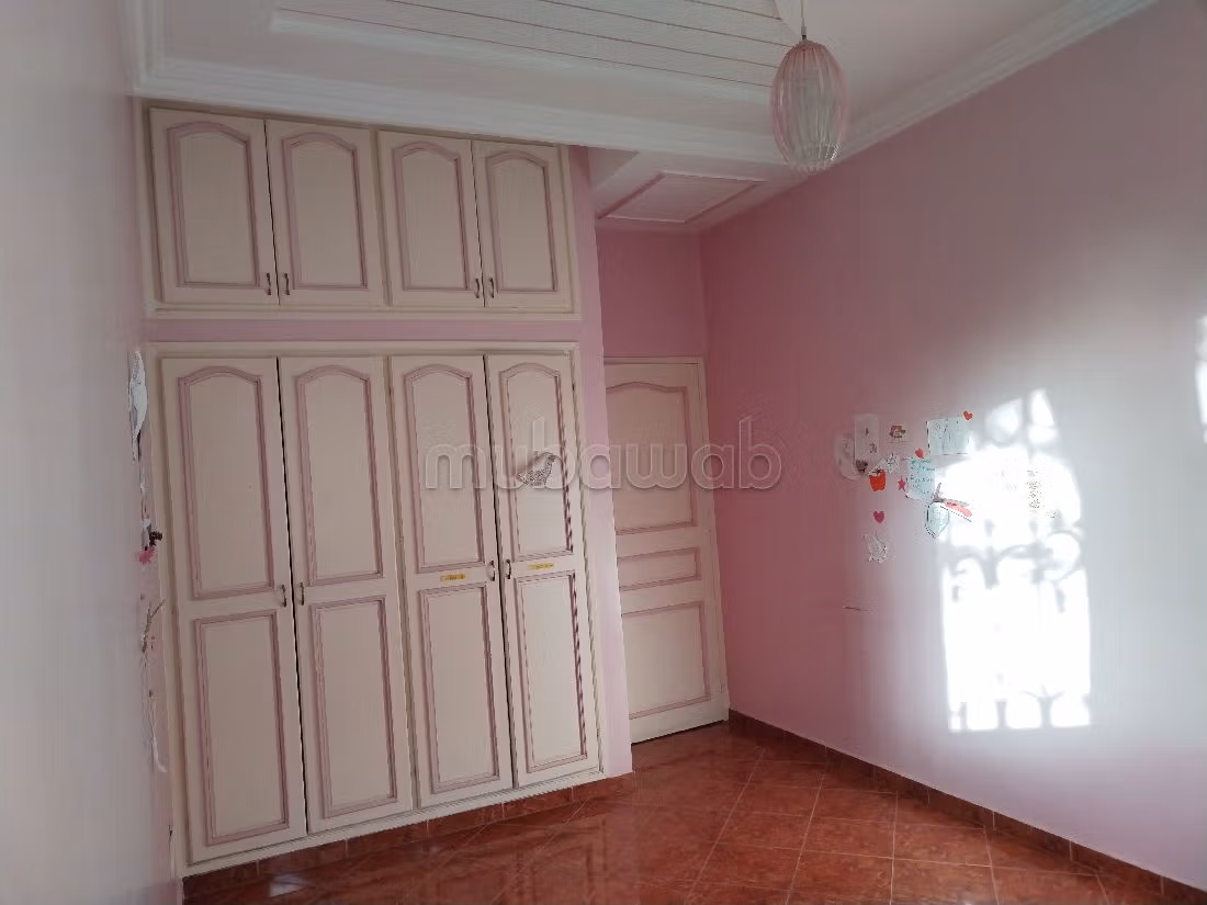 Eccezionale villa in vendita. Superficie di 300 m². Salone in stile marocchino e antenna parabolica