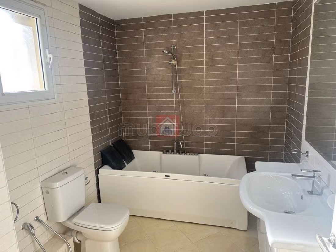 Vendita di un bell'appartamento. Superficie 201 m². Posto auto e terrazzo