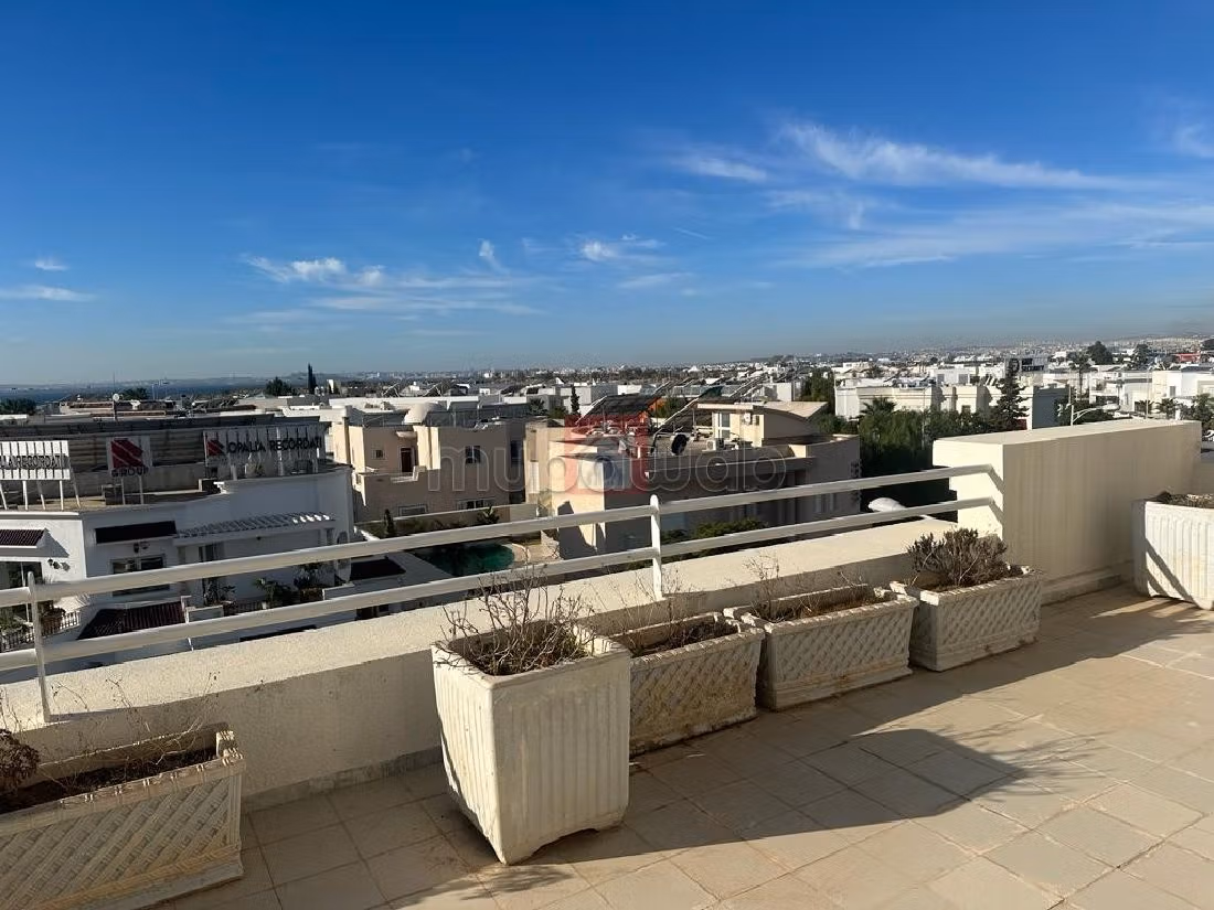 Vendita di un bell'appartamento. Superficie 201 m². Posto auto e terrazzo