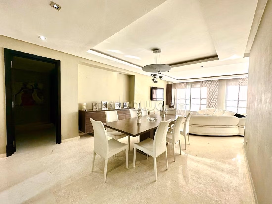 شقة رائعة للايجار بغوثي. المساحة الإجمالية 220 م². مفروشة