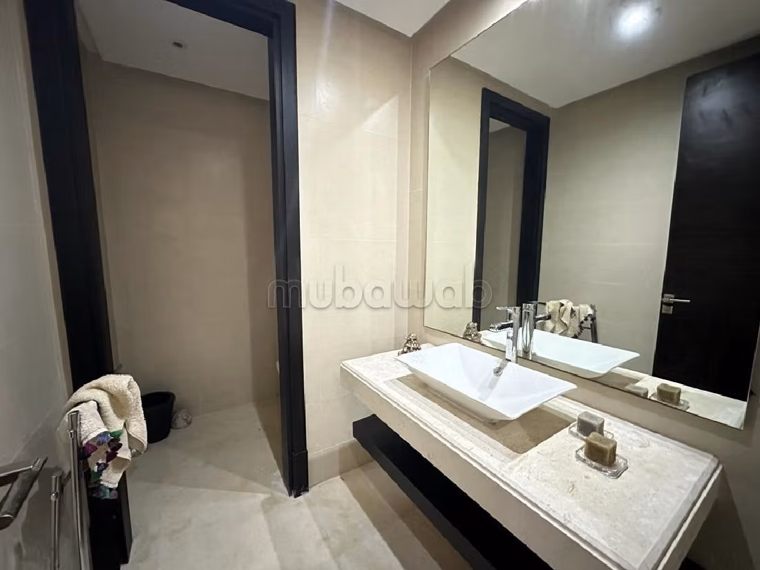 شقة رائعة للايجار بغوثي. المساحة الإجمالية 220 م². مفروشة