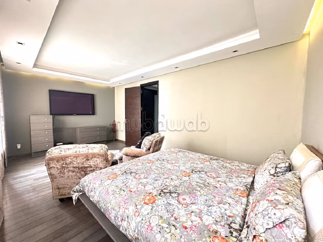 شقة رائعة للايجار بغوثي. المساحة الإجمالية 220 م². مفروشة