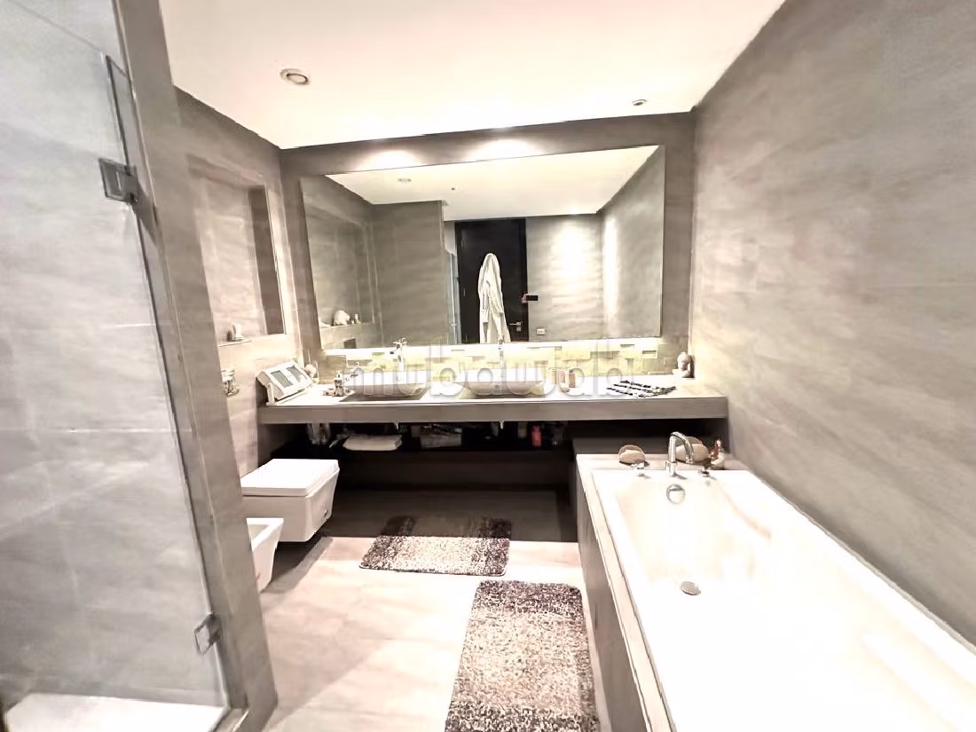 شقة رائعة للايجار بغوثي. المساحة الإجمالية 220 م². مفروشة