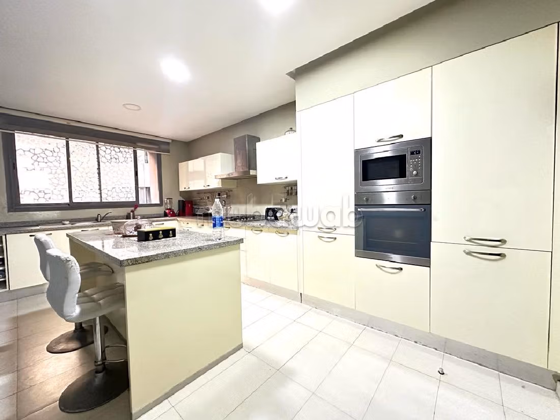 شقة رائعة للايجار بغوثي. المساحة الإجمالية 220 م². مفروشة