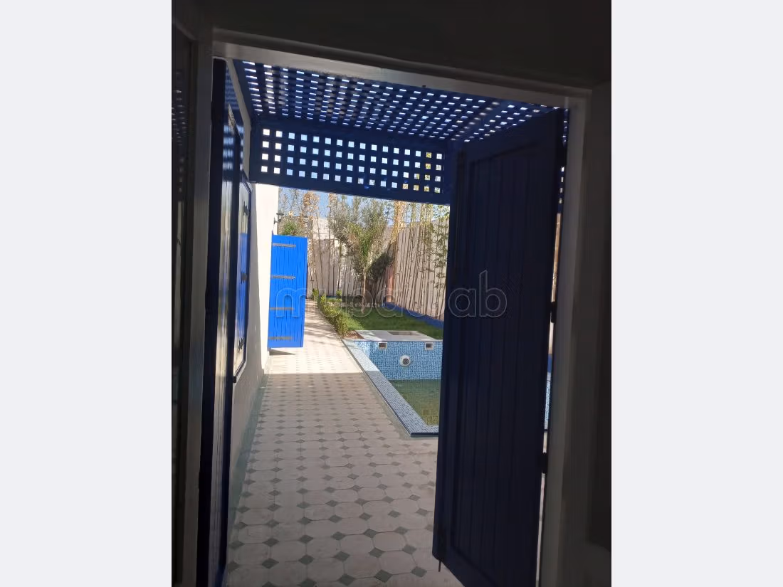 High quality house for sale in Agafay. 4 comfortable rooms. View of the mountains and reinforced door. 