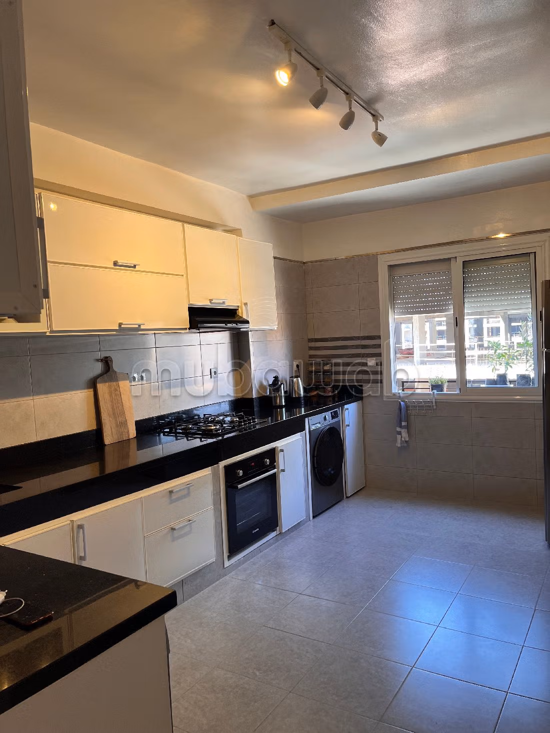 شقة للشراء بماجوريل. 2 غرف. باب متين ، طبق الأقمار الصناعية.