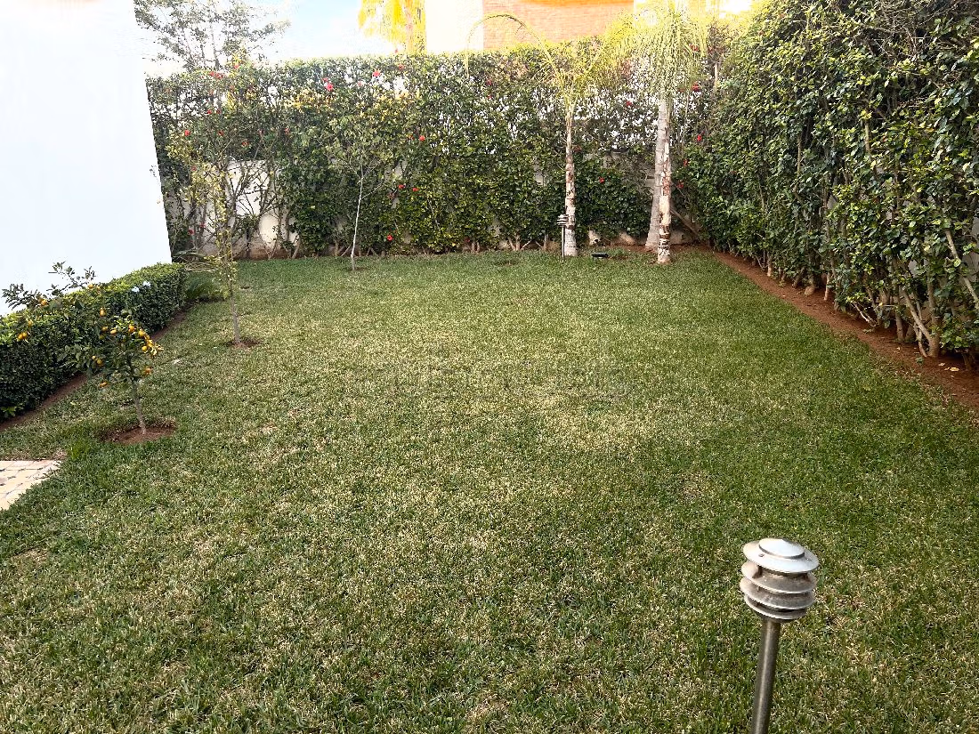 Luxury villa for sale. Total area 520 m². Gardeners, Large terrace.