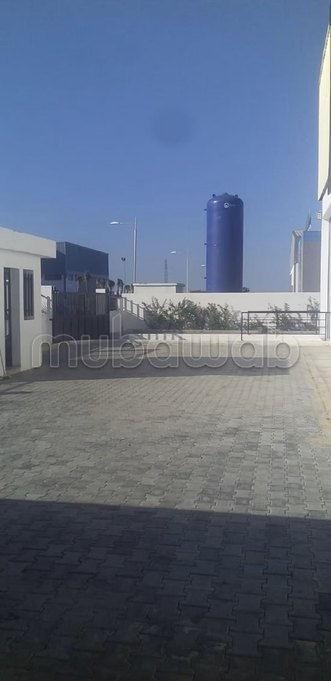 Oficinas y locales comerciales en venta. Dimensión 2000 m². 