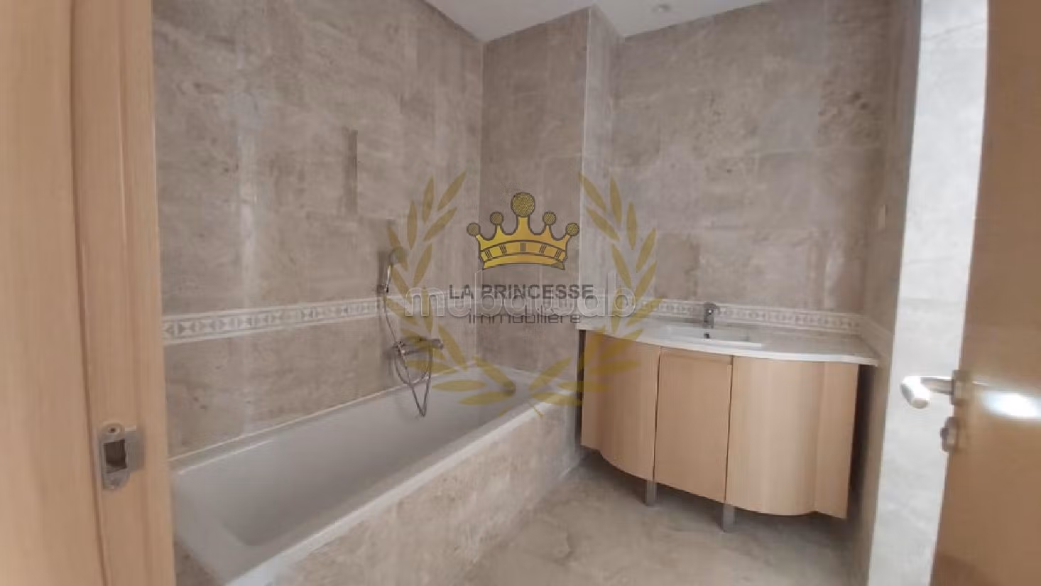 Magnificent villa for rent in Gammarth. 4 lovely rooms. Dressing room. 