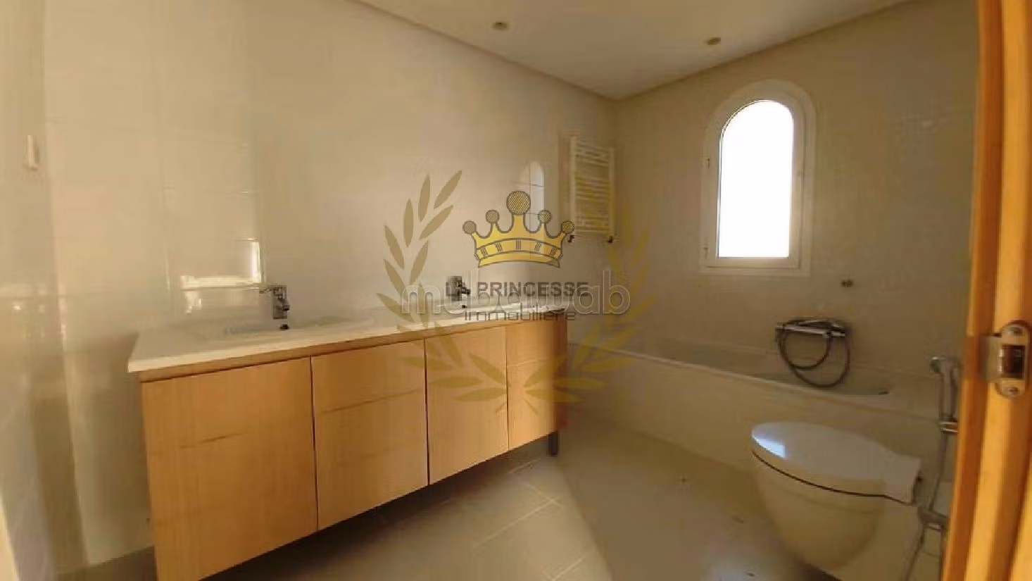 Magnificent villa for rent in Gammarth. 4 lovely rooms. Dressing room. 